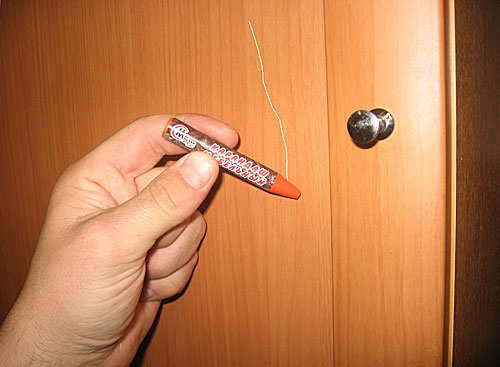 Восковый карандаш для двери
